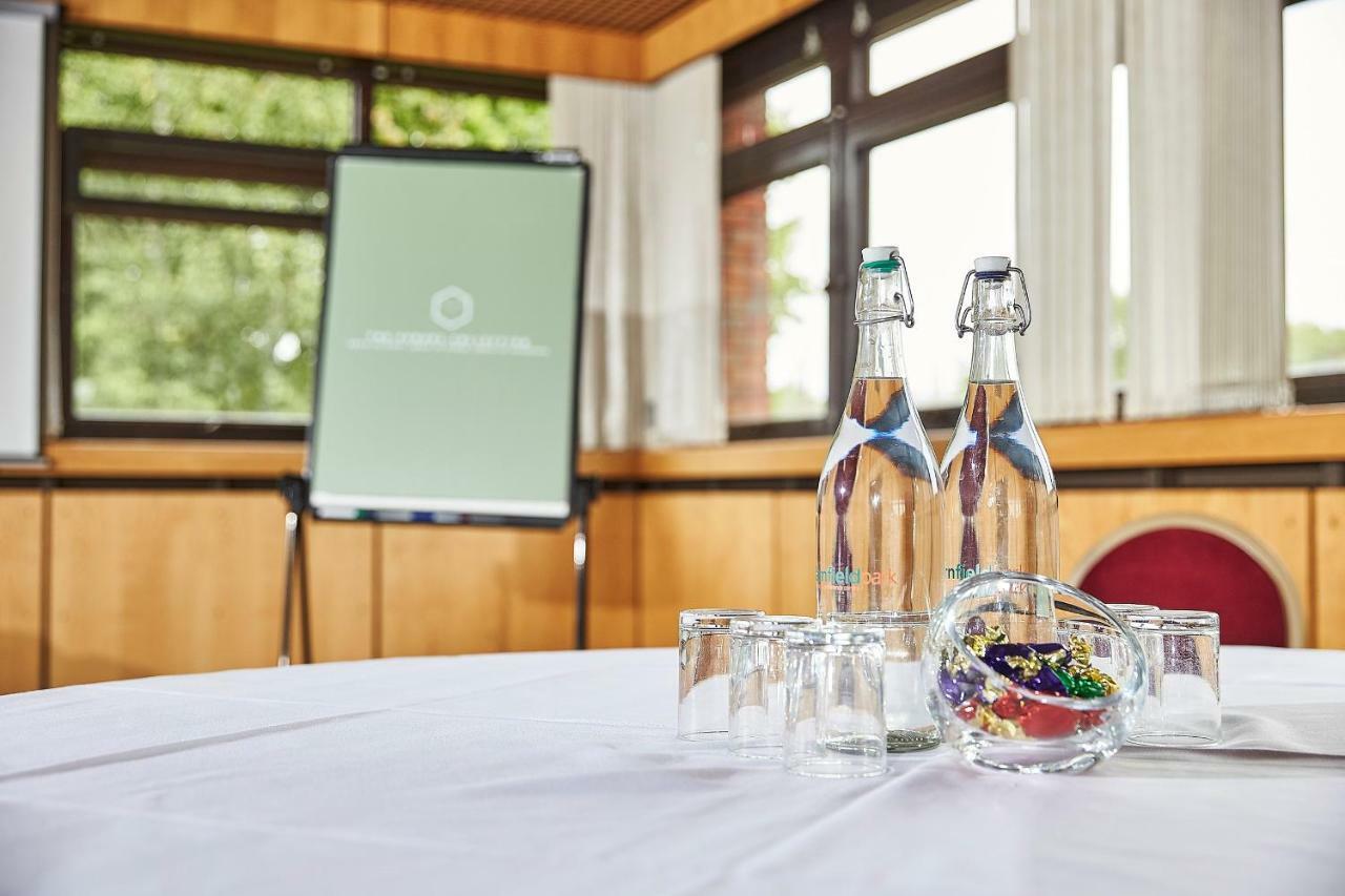 מלון סטון Yarnfield Park Training And Conference Centre מראה חיצוני תמונה